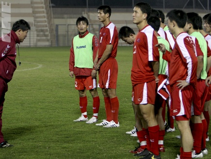 נבחרת צפון קוריאה והמאמן (רויטרס)