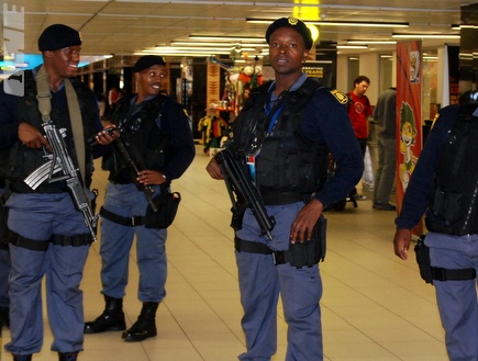 שוטרים בדרום אפריקה (שי לוי)