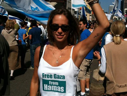 שרי גבעתי בהפגנה למען ישראל (צילום: mako)