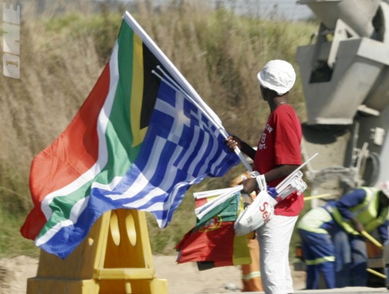 דגלי הנבחרות ביוהנסבורג. דרום-אפריקה מתמרקת (שי לוי)