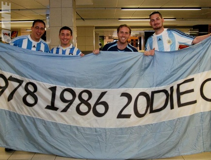 אוהדי ארגנטינה עם דגל גדול (שי לוי)