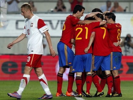 ספרד חוגגת משחק ידידות נקי מפצועים (רויטרס) (צילום: מערכת ONE)