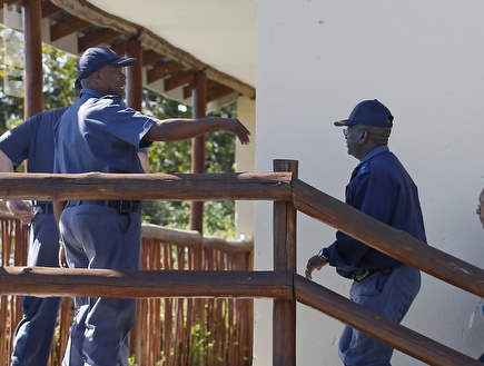 שוטרים במלון בדרום אפריקה (רויטרס)