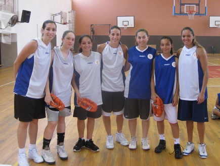 שי דורון והכדורסלניות הצעירות (צילום: מערכת ONE)