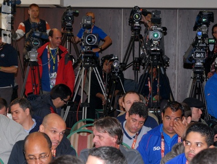 אנשי התקשורת מצטופפים במסיבת העיתונאים של נבחרת ברזיל (שי לוי)