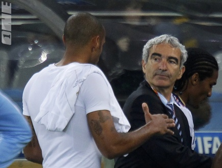 דומנק בסיום המשחק נגד אורוגוואי (רויטרס) (צילום: מערכת ONE)