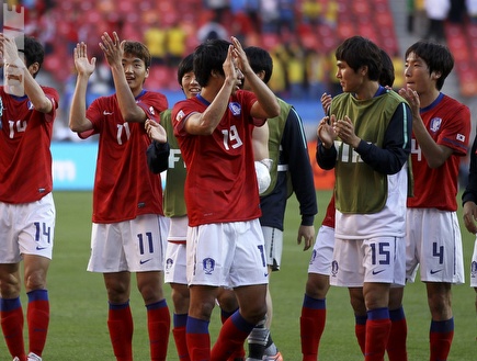 שחקני דרום קוריאה חוגגים בסיום (רויטרס)