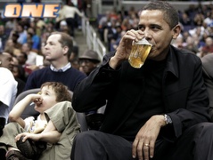 אובמה יושב על בירה. הפעם הוא יישאר פיכח (רויטרס)