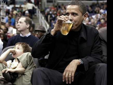 אובמה יושב על בירה. הפעם הוא יישאר פיכח (רויטרס) (צילום: מערכת ONE)