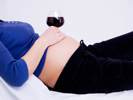 אישה בהריון וכוס יין (צילום: ValuaVitaly, Istock)