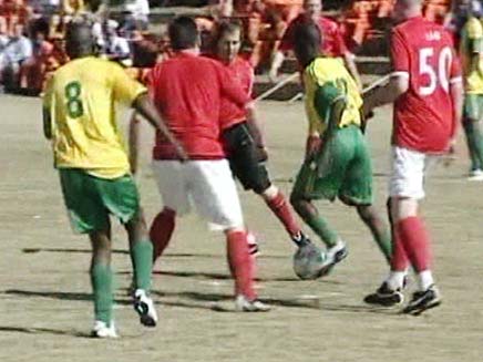 אסירים משחקים כדורגל בדרום אפריקה (צילום: חדשות 2)