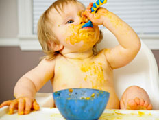 תינוק אוכל (צילום: istockphoto)
