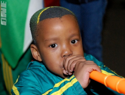 ילד דרום אפריקאי והוובוזלה הבלתי נסבלת (שי לוי) (צילום: מערכת ONE)