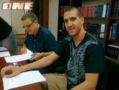 טל בורשטיין חותם על החוזה במכבי תל אביב (צילום: מערכת ONE)