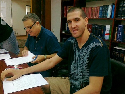 טל בורשטיין חותם על החוזה במכבי תל אביב (צילום: מערכת ONE)