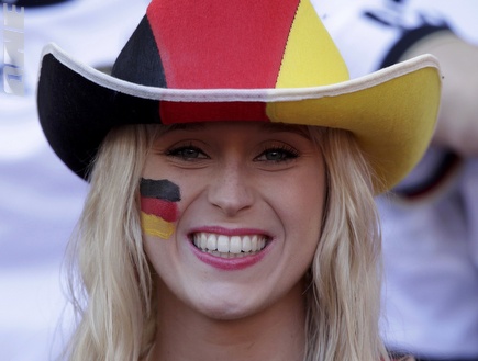 אוהדת נבחרת גרמניה לפני המשחק (רויטרס) (צילום: מערכת ONE)