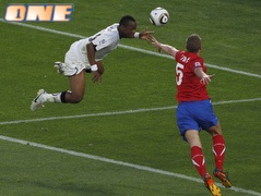 דדה איו מתעופף מול וידיץ´ במשחק מול סרביה (רויטרס) (צילום: מערכת ONE)