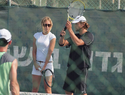 גיא גיאור ודפנה דה גרוט משחקים טניס (צילום: אלעד דיין)
