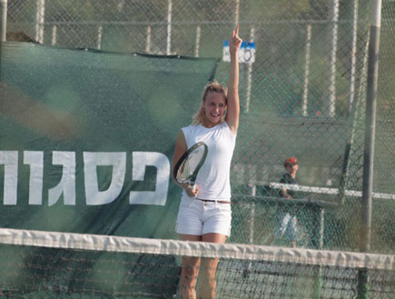 גיא גיאור ודפנה דה גרוט משחקים טניס (צילום: אלעד דיין)