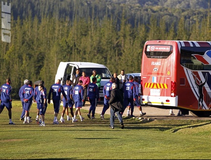 השחקנים הצרפתים בדרך לאוטובוס (רויטרס) (צילום: מערכת ONE)