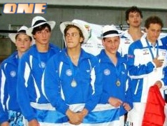 נבחרת השחייה הצעירה יחד עם איטליה וספרד (ONE) (צילום: מערכת ONE)