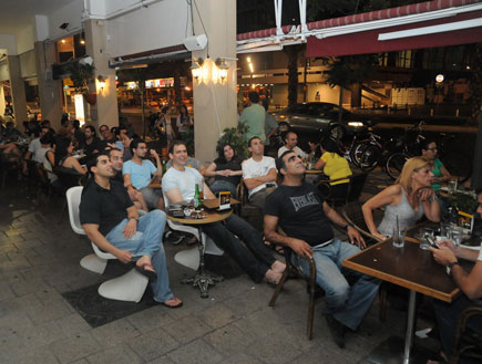 בית קפה מול כיכר רבין (צילום: אלעד דיין)