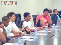 שחקני הנבחרת בפגישה עם תזונאי (אתר ההתאחדות) (צילום: מערכת ONE)
