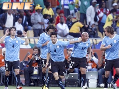 אורוגוואי חוגגת את השער הראשון (רויטרס)