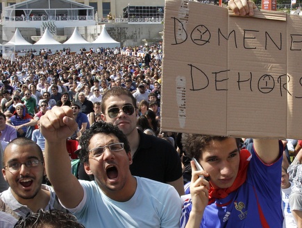 אוהדי צרפת מפגינים בפריז עם שלט &"דומנק הביתה&" (רויטרס)