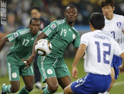 אובאסי מניגריה מנסה לצאת קדימה מול יונג פיו (רויטרס)