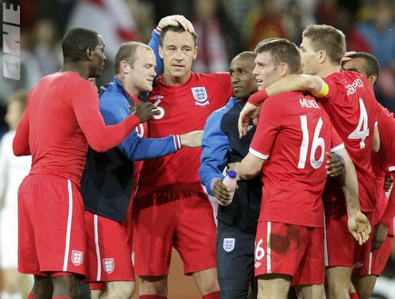 אנגליה חוגגת את ההעפלה לשמינית הגמר (רויטרס) (צילום: מערכת ONE)