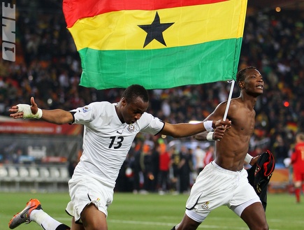 איוו ופנטסיל חוגגים עם דגל גאנה (GettyImages) (צילום: מערכת ONE)
