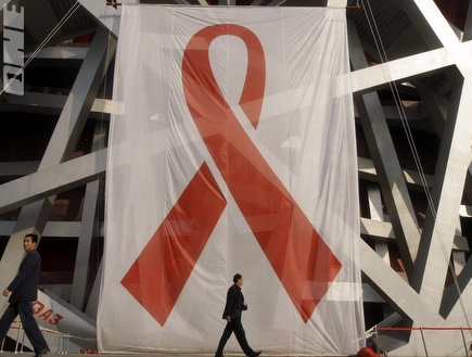 סמל האיידס בבייג´ין. דרוגבה: &"כולם צריכים לפעול ביחד&" (רויטרס) (צילום: מערכת ONE)