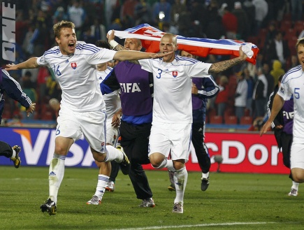 שחקני סלובקיה חוגגים עם הדגל (רויטרס)
