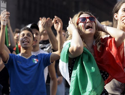האוהדים האיטלקים מסרבים להאמין (רויטרס) (צילום: מערכת ONE)