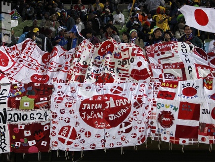 אוהדי יפן תומכים בנבחרת שלהם (רויטרס)