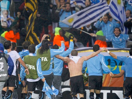 שחקני אורוגוואי חוגגים עם הקהל (רויטרס) (צילום: מערכת ONE)