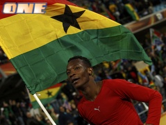 פנטסיל עם דגל גאנה. הוא ונבחרתו הביאו כבוד