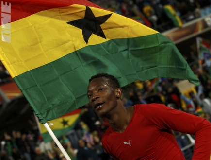 פנטסיל עם דגל גאנה. הוא ונבחרתו הביאו כבוד (צילום: מערכת ONE)