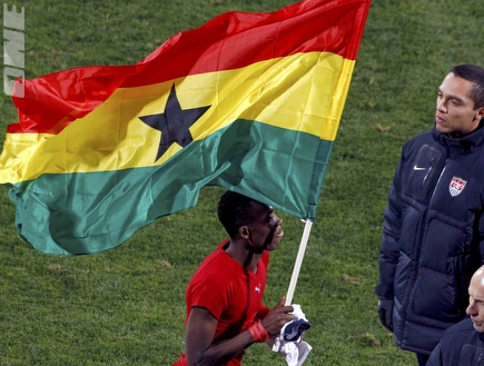 פנסטיל שוב עם דגל גאנה (רויטרס) (צילום: מערכת ONE)