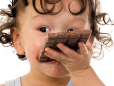 ילד אוכל שוקולד (צילום: Anetta_R, Istock)