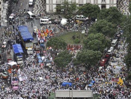 מחאת סטודנטים בריו (רויטרס) (צילום: מערכת ONE)