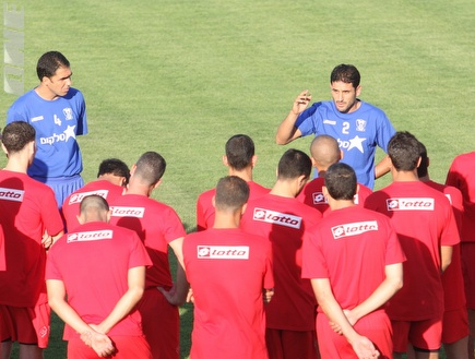 עבאס סואן מדבר עם השחקנים באימון הבכורה (עמית מצפה) (צילום: מערכת ONE)