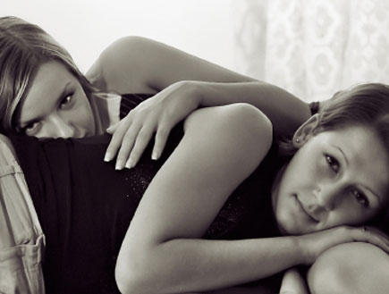שתי נשים אוהבות שוכבות אחד לצד השנייה (צילום: istockphoto)