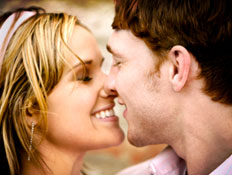 זוג מתנשק (צילום: TriggerPhoto, Istock)