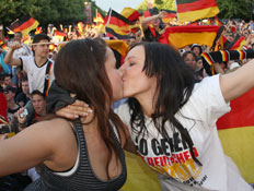 אוהדות גרמניה מתנשקות (צילום: Matthias Kern, GettyImages IL)