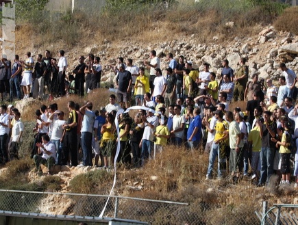 אוהדי בית&"ר. לא צריל לעלות להם את המחירים (גיא בן זיו) (צילום: מערכת ONE)