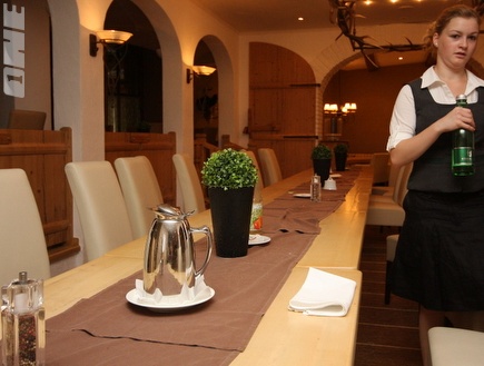 חדר האוכל של שחקני מכבי חיפה במלון באוסטריה (דרור עינב) (צילום: מערכת ONE)