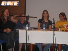 שרית ארבל בכנס שנערך בקיבוץ (ONE) (צילום: מערכת ONE)