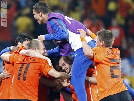 נבחרת הולנד חוגגת ניצחון 1:2 על ברזיל ומקום בחצי הגמר (רויטרס)